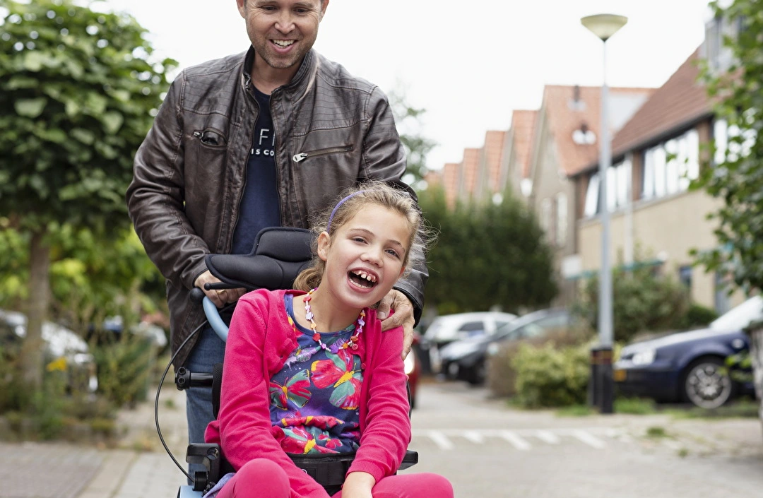 Vader en dochter in rolstoel, samen op pad