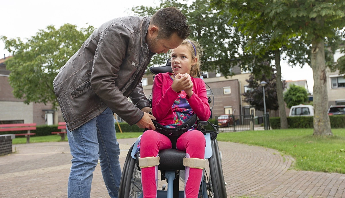 vader met gehandicapte dochter in rolstoel